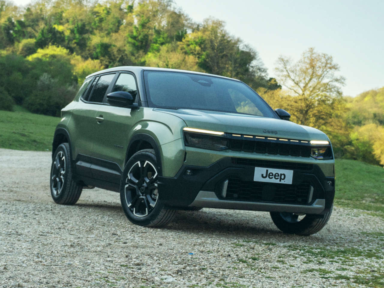 Новий Jeep Avenger, вигляд спереду з правого боку