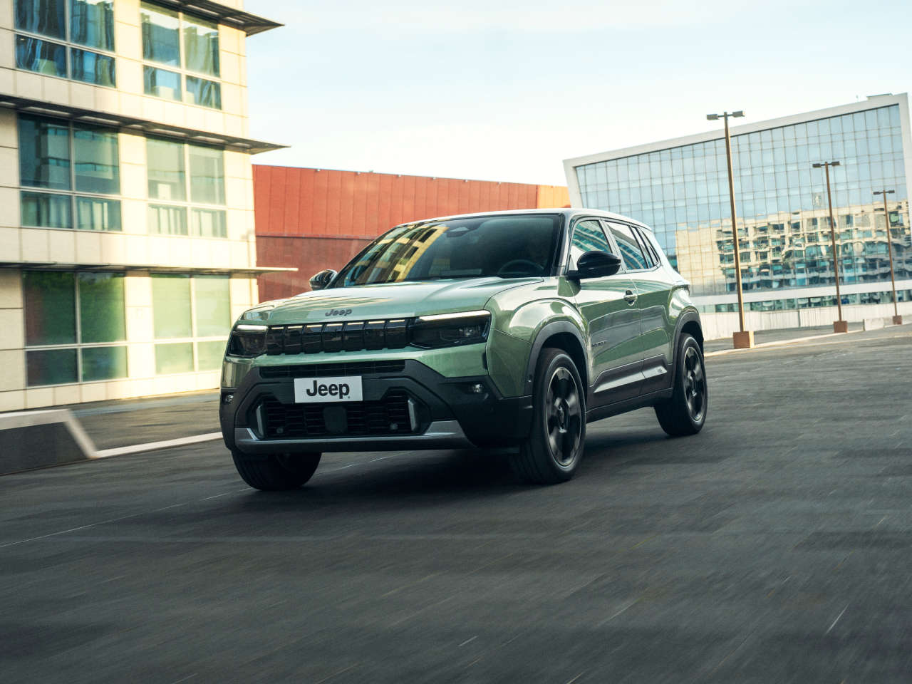 Новий Jeep Avenger зеленого кольору, вигляд спереду з лівого боку