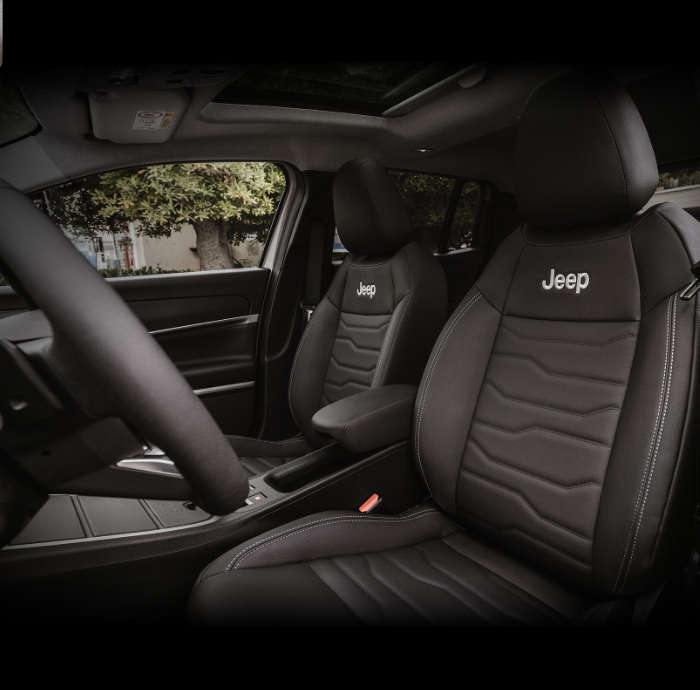 Jeep Avenger, передні сидіння зі шкіряною оббивкою й функцією масажу