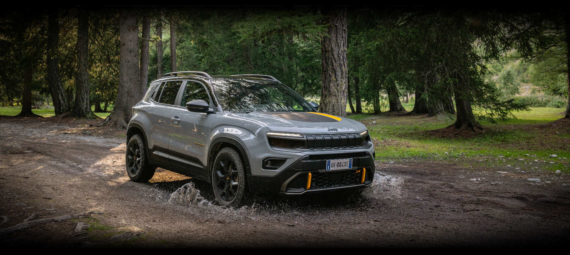 Jeep Avenger 4xe The North Face, вигляд спереду з правого боку у лісі