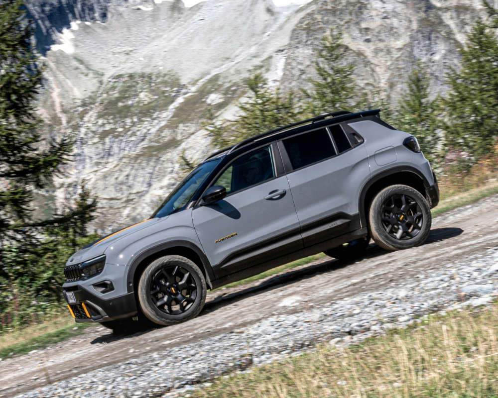 Jeep Avenger 4xe The North Face, наклейка The North Face на капоті