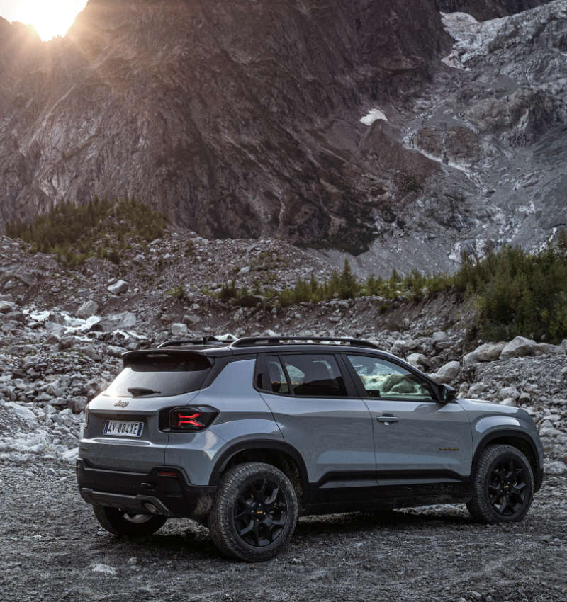 Jeep Avenger 4xe The North Face Edition, вигляд з правого боку у горах