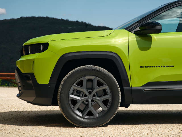 Jeep Compass яскраво-зеленого кольору з 18-дюймовим легкосплавним переднім колесом