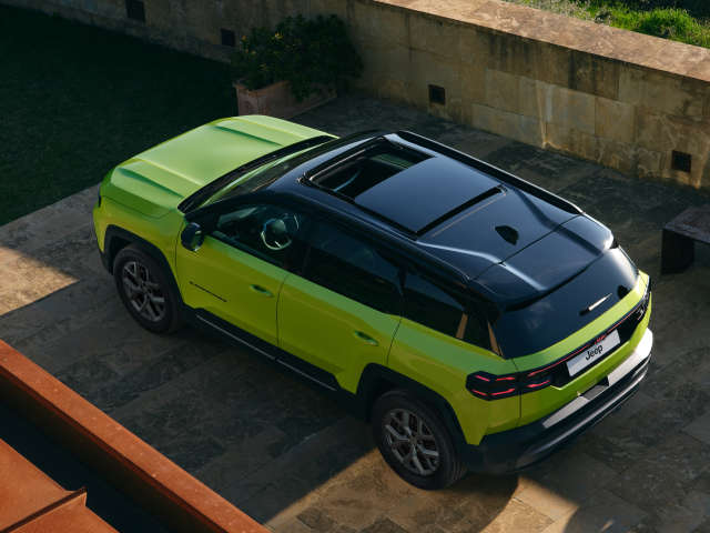 Jeep Compass яскраво-зеленого кольору з дахом чорного кольору