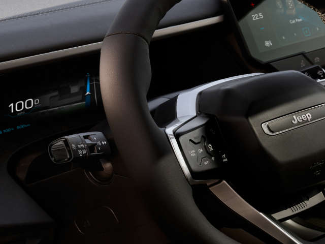 10-дюймова цифрова панель приладів у салоні нового Jeep Compass