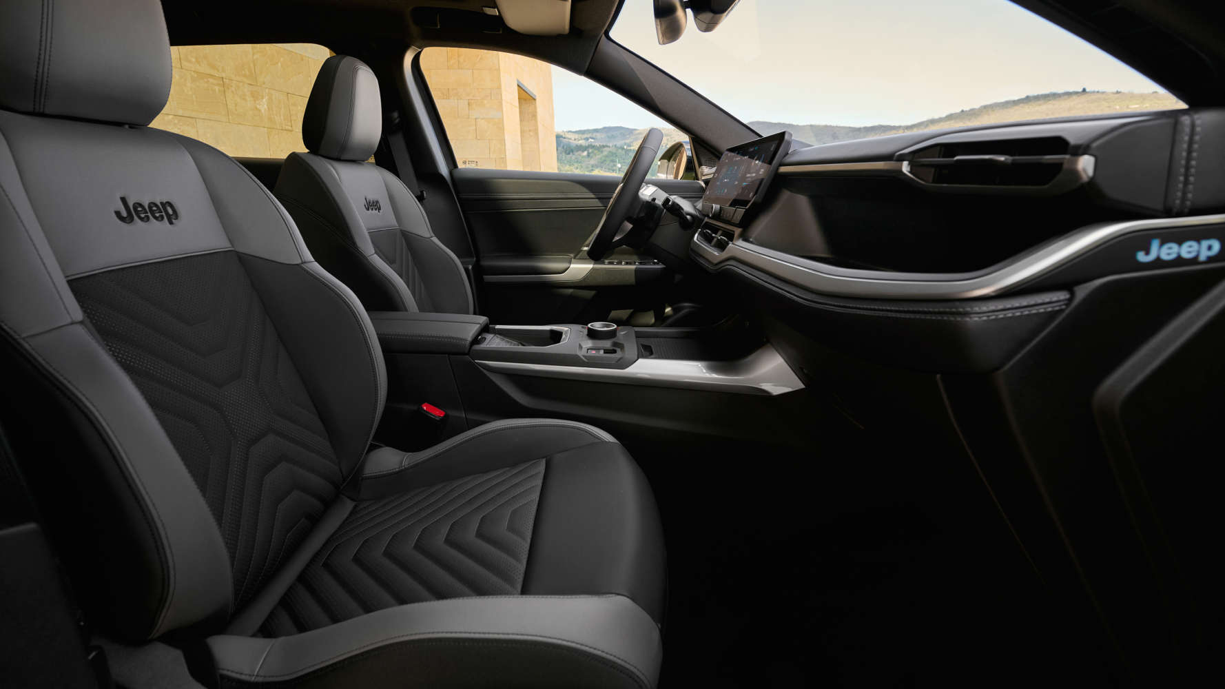 Передні сидіння у салоні нового Jeep Compass