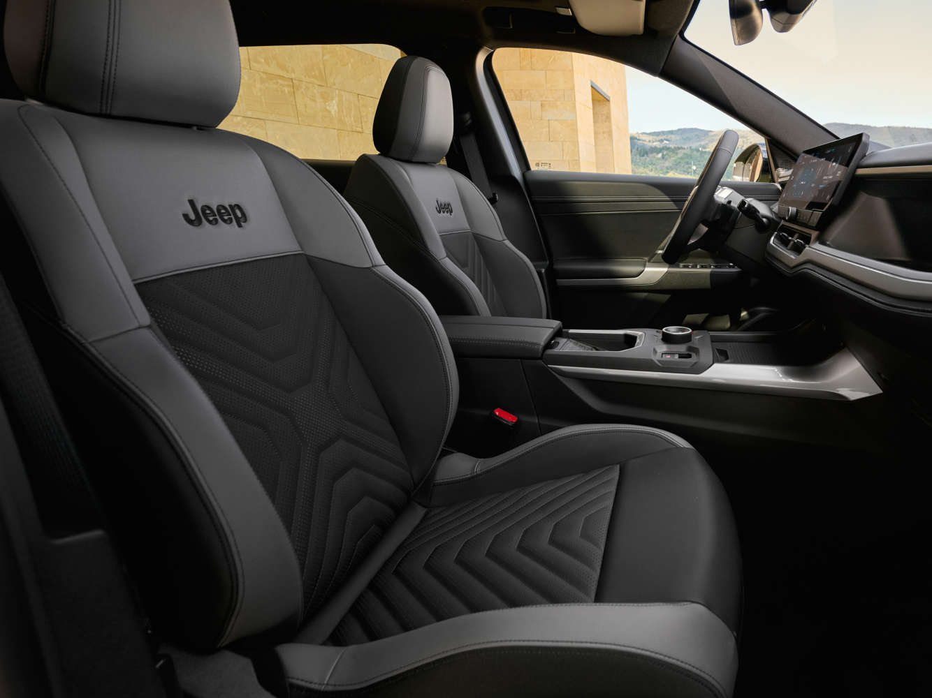 Передні сидіння у салоні нового Jeep Compass