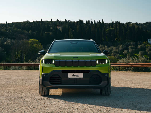 Jeep Compass яскраво-зеленого кольору, вигляд спереду