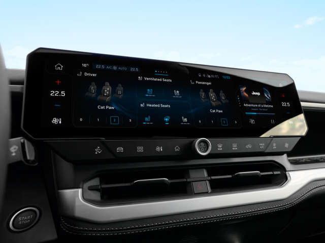 16-дюймовий екран нової мультимедійної системи у салоні нового Jeep Compass