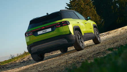 Jeep Compass e-Hybrid яскраво-зеленого кольору, вигляд ззаду з правого боку