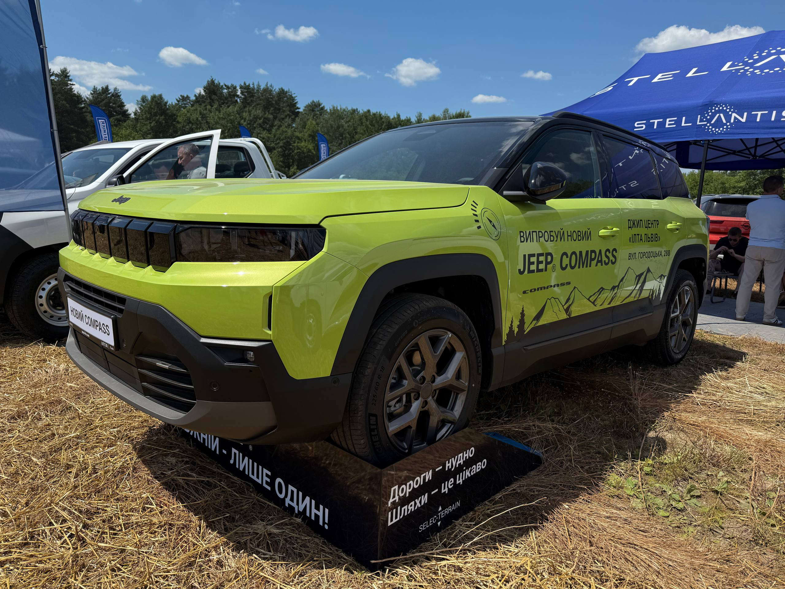 Jeep Compass e-Hybrid зеленого кольору, вигляд спереду з лівого боку
