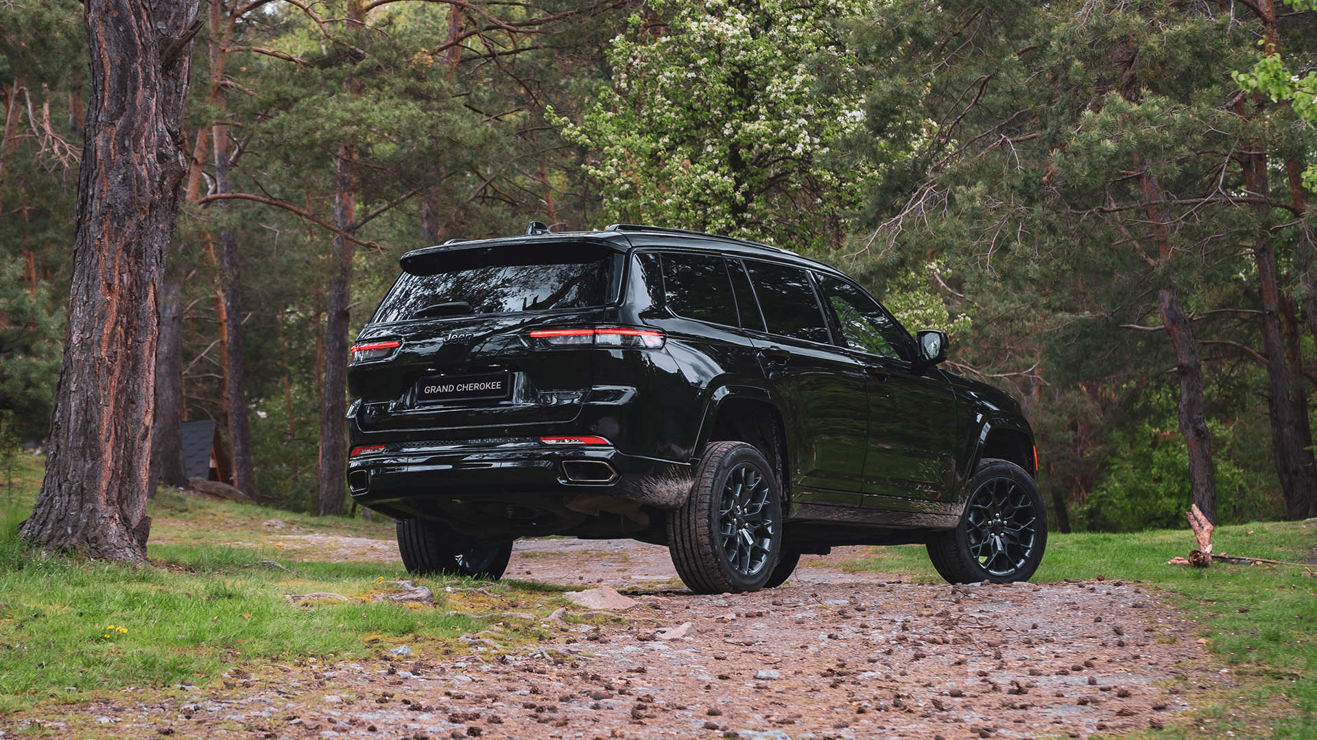 Jeep Grand Cherokee Summit Reserve L, вигляд ззаду з правого боку