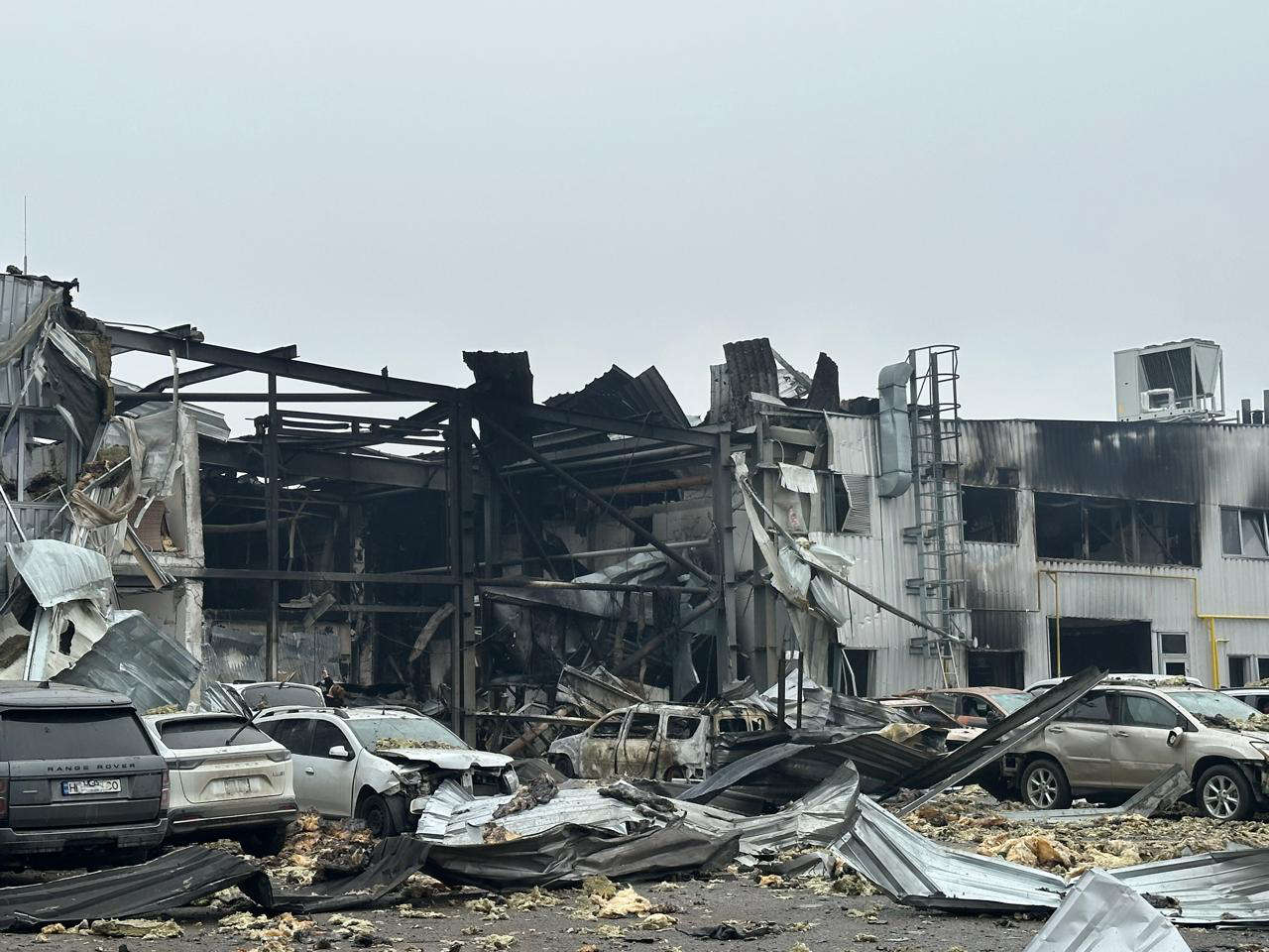 Знищені вибухом автомобілі